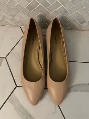 Trotters Women’s Beige Pointed-Toe Heels